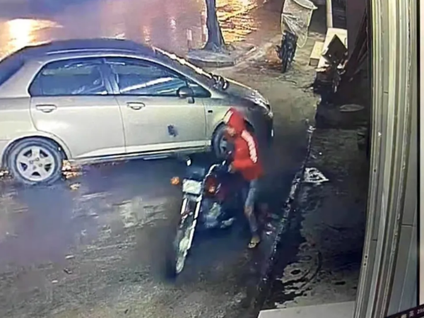 男子偷車全過程被路邊視頻監(jiān)控系統(tǒng)拍下，防盜意識還是要加強(qiáng)啊